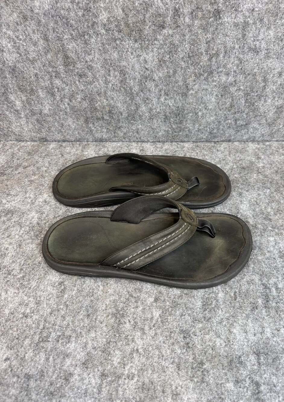 OluKai Hokua Leather Size 12 Black Flip Flops